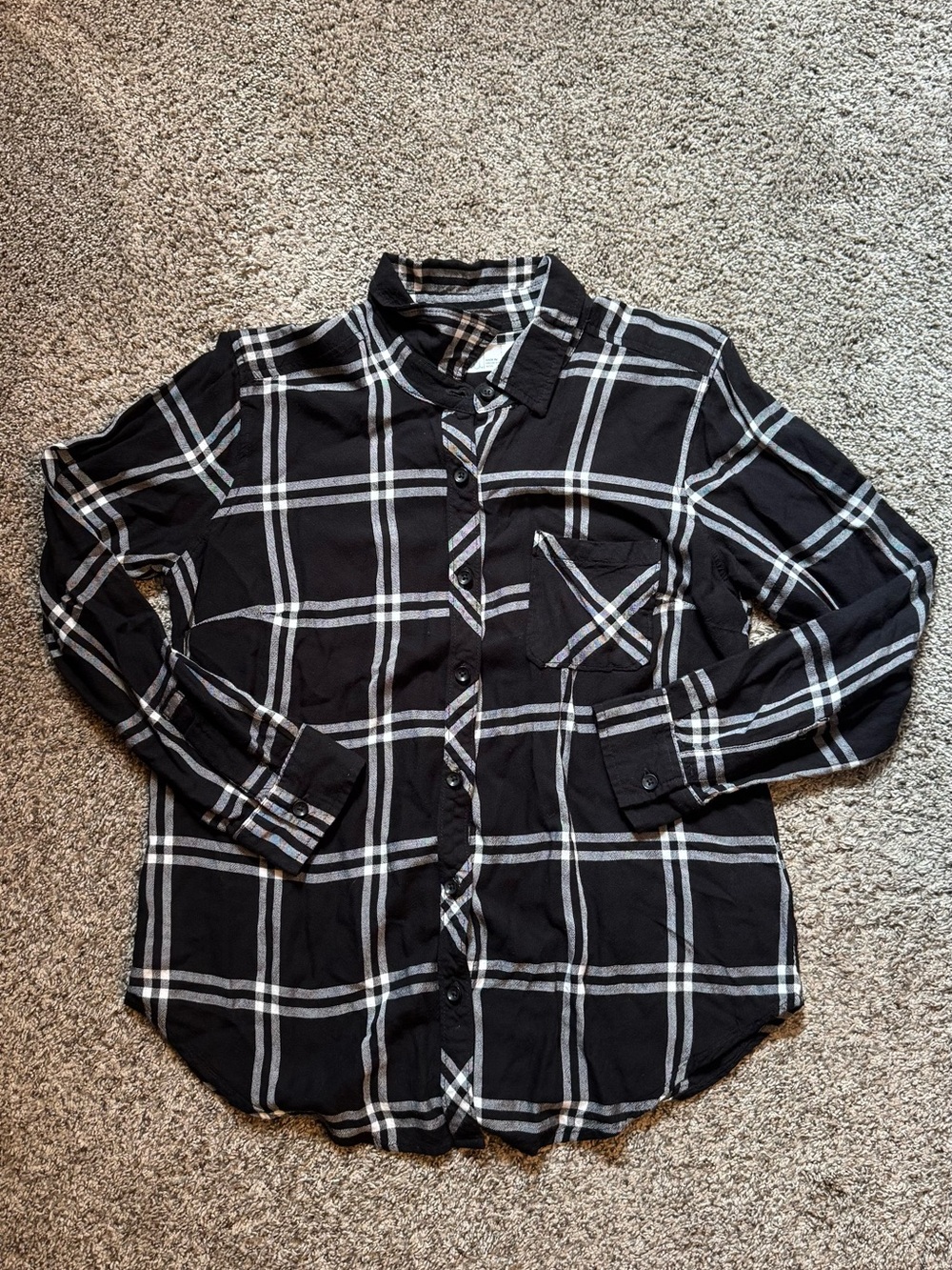 Black and White Plaid Long-Sleeve Shirt